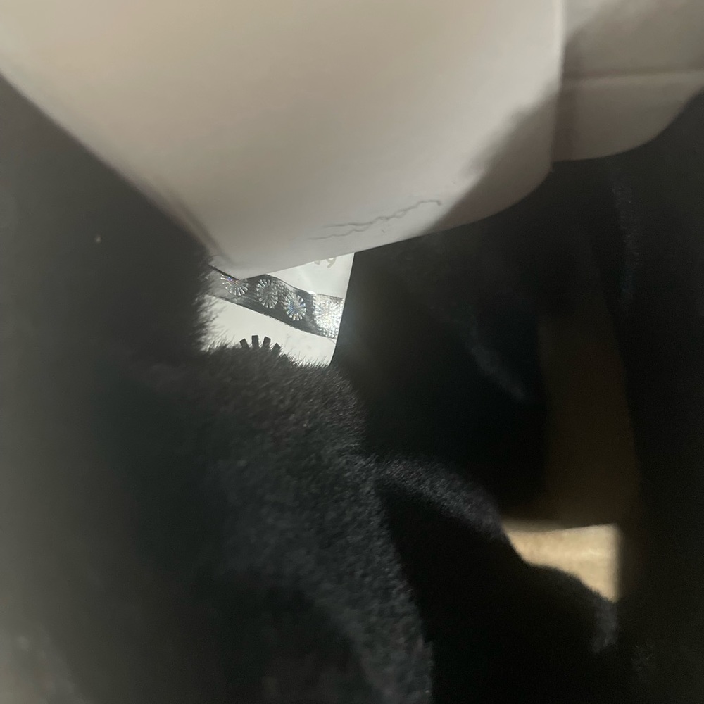 Brand new UGG - Picture 7 of 11